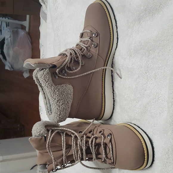 Shoe - Picture 2 of 5